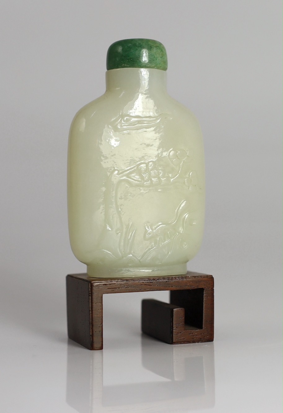 A Chinese white jade snuff bottle, 19th/20th century, 6.7cm, green stone stopper